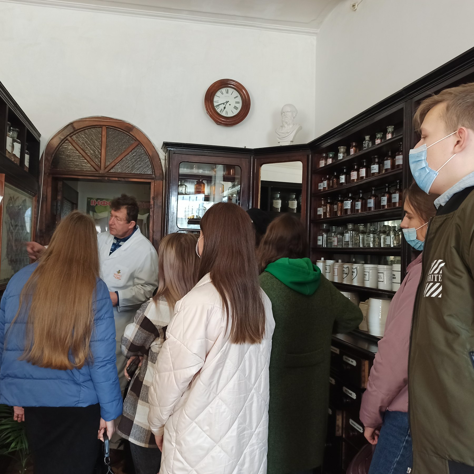 Студенти-фармацевти відвідали міську аптеку-музей