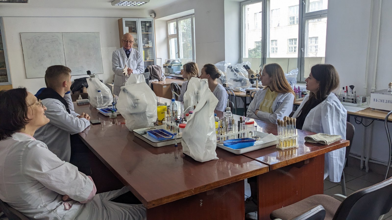 Майбутні фармацевти вдосконалювали практичні навички в навчально-науковій лабораторії мікробіології