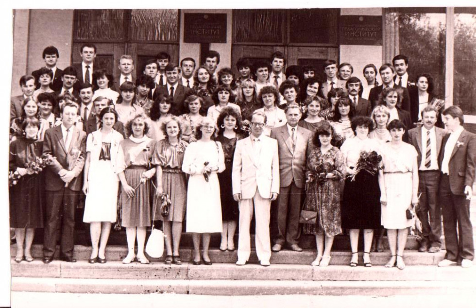 Куратор групи Геннадій Бондаренко разом зі студентами-істориками ЛДПІ на останньому дзвонику, 24 травня 1986 р.