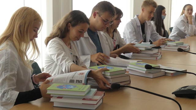 Freshmen of the Medical Institute received “passes” to the library