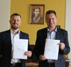Anatolii Tsos, Rector of the Lesya Ukrainka Eastern European National University, and Bohdan Balbuza, Head of the Volyn Center for National-Patriotic Education, Tourism and Local Ethnography, signed a cooperation agreement on June 9.
